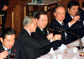 Kim, former Japanese prime ministers toast at luncheon